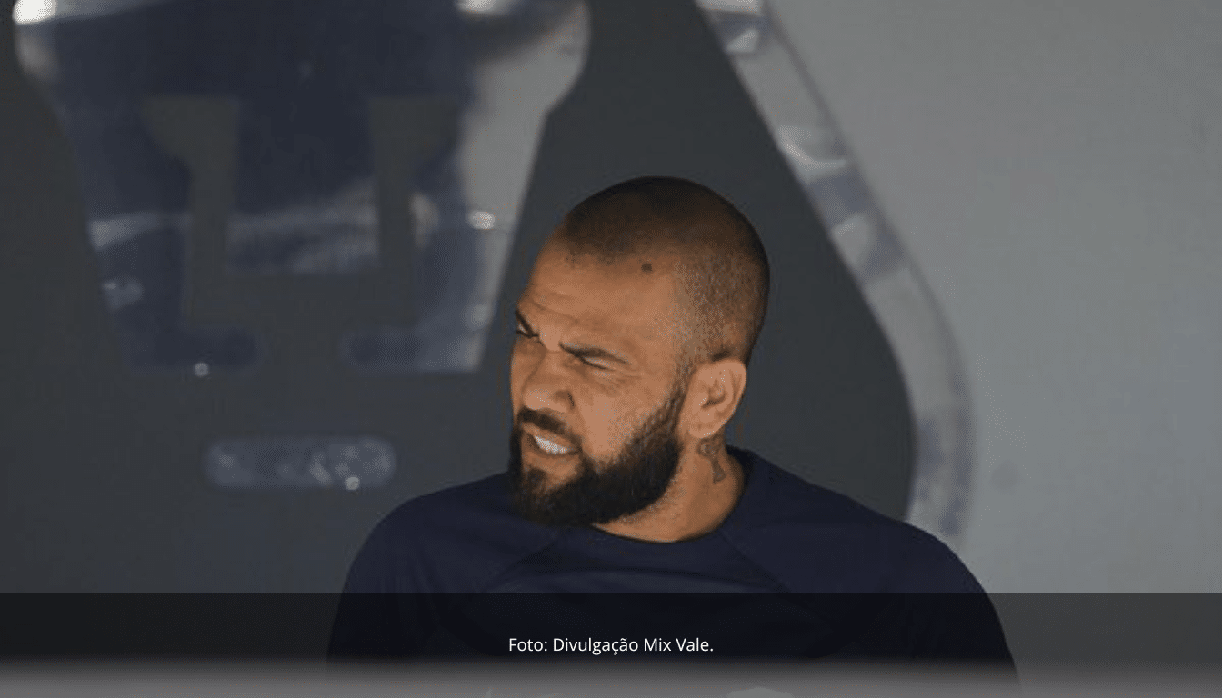 Daniel Alves adquire 50% de clube em Portugal e planeja compra total
