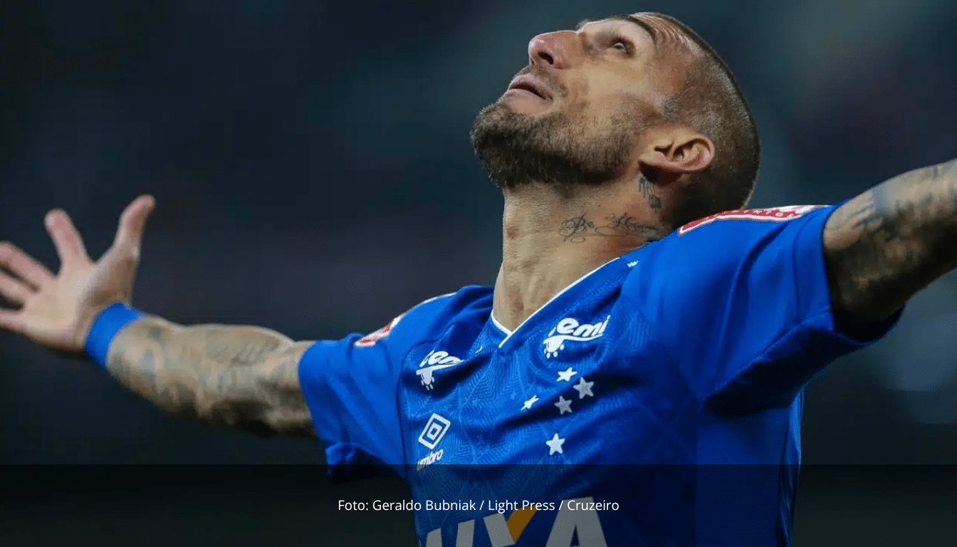 Rafael Marques com a camisa do Cruzeiro