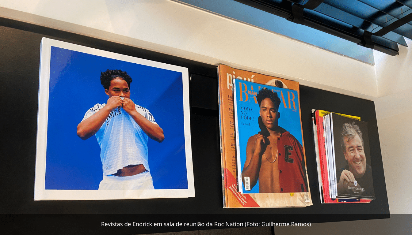 Revistas de Endrick em sala de reunião da Roc Nation