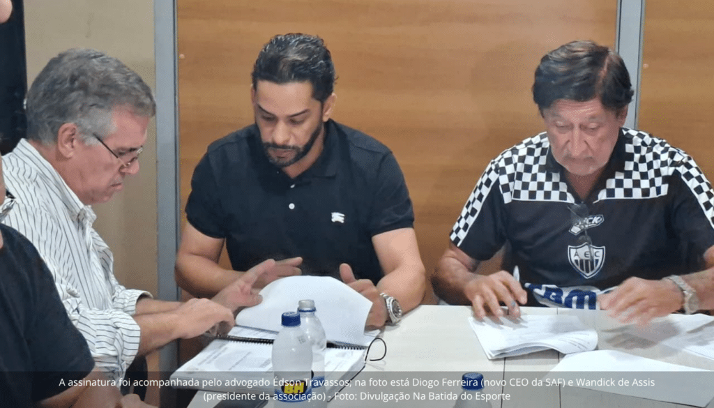 A assinatura foi acompanhada pelo advogado Édson Travassos; na foto está Diogo Ferreira (novo CEO da SAF) e Wandick de Assis (presidente da associação)