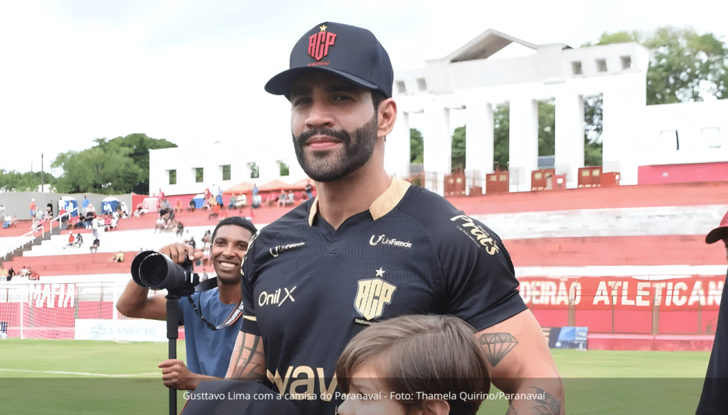 Gusttavo Lima com a camisa do Paranavaí