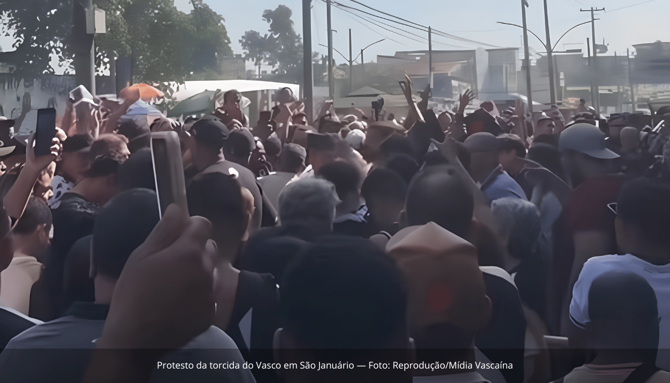 Torcedores do Vasco protestam em São Januário e cobram venda da SAF para Marcos Lamacchia