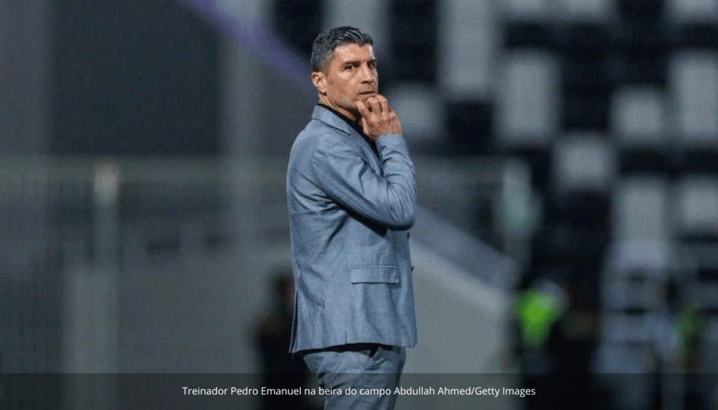 Treinador Pedro Emanuel na beira do campo