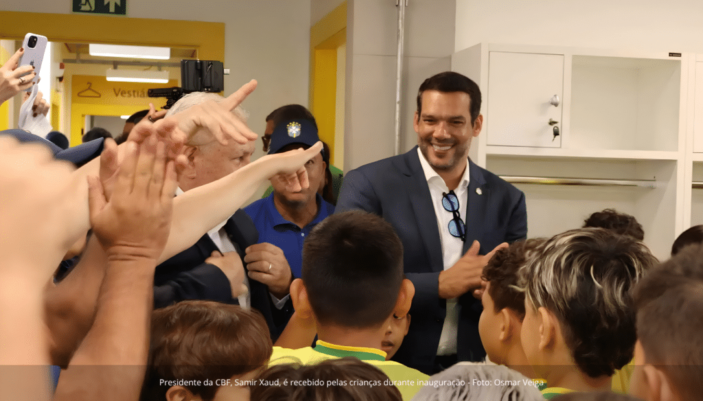 Presidente da CBF, Samir Xaud, é recebido pelas crianças durante inauguração