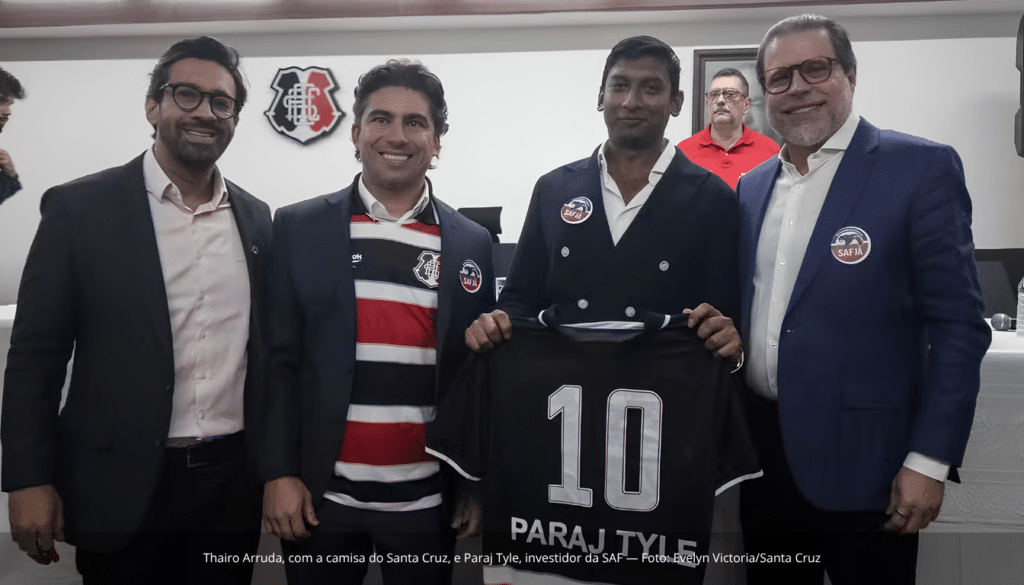 Thairo Arruda, com a camisa do Santa Cruz, e Paraj Tyle, investidor da SAF