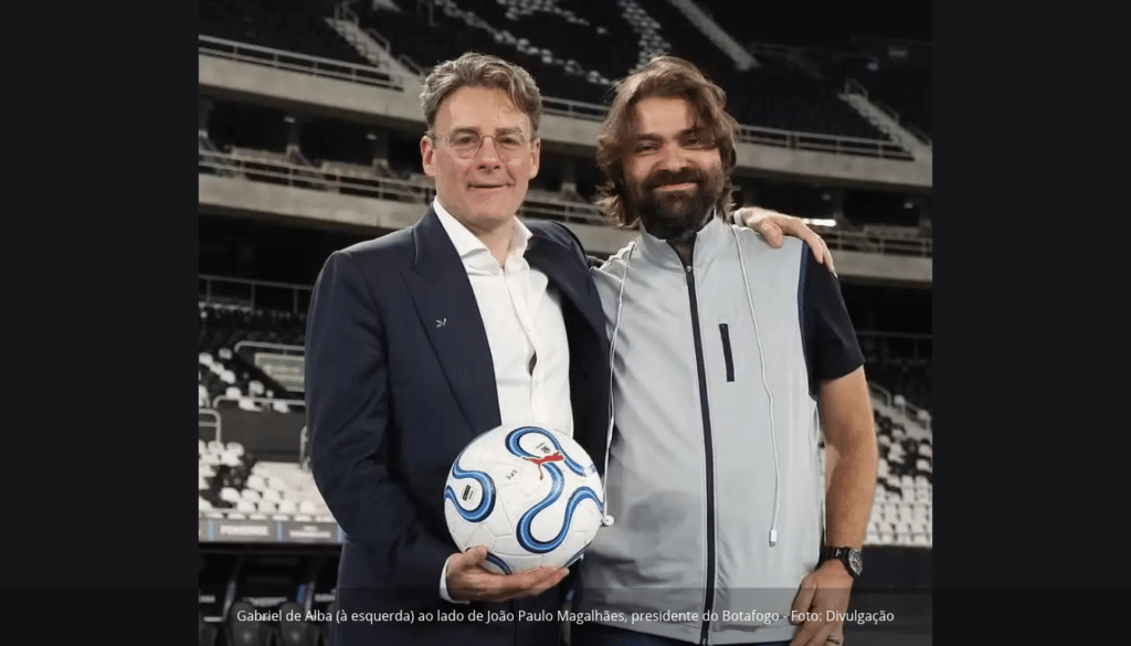 Gabriel de Alba (à esquerda) ao lado de João Paulo Magalhães, presidente do Botafogo