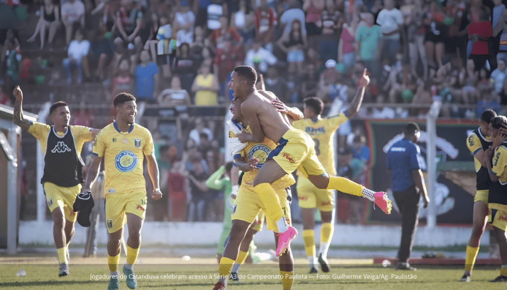 Jogadores do Catanduva celebram acesso à Série A3 do Campeonato Paulista