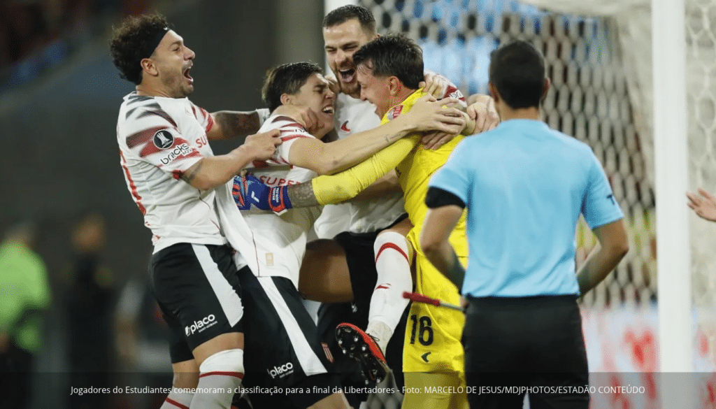 Jogadores do Estudiantes comemoram com o goleiro Muslera a classificação nos pênaltis sobre o Flamengo para a final da Libertadores