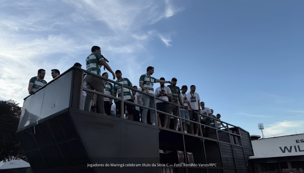 Jogadores do Maringá celebram título da Série C