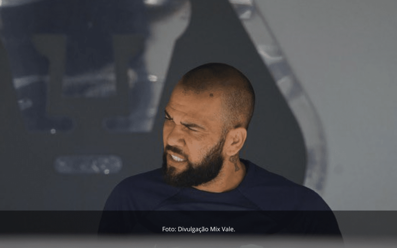 Daniel Alves adquire 50% de clube em Portugal e planeja compra total