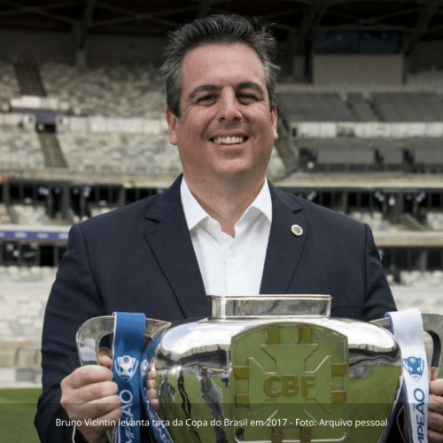 Ex-dirigente do Cruzeiro, hoje dono de clube em Portugal, avalia os limites do modelo associativo e da SAF