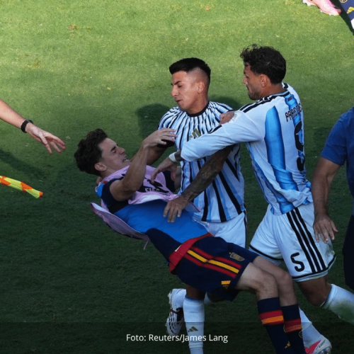 Fifa pune Argentina com público restrito por racismo e suspende Paredes por 10 jogos