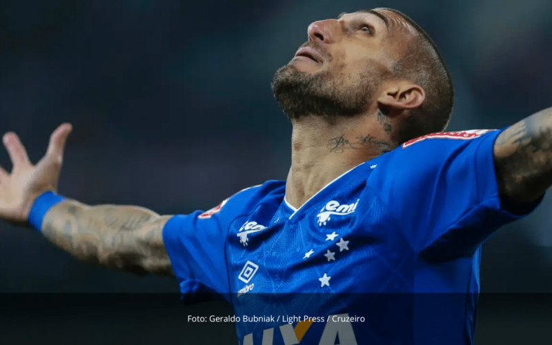 Rafael Marques com a camisa do Cruzeiro