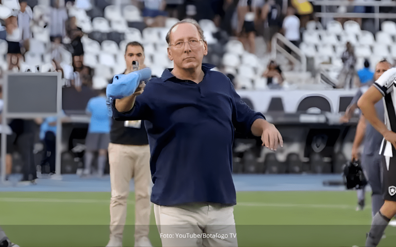 SAF do Botafogo colocada à venda em anúncio no Financial Times pela administradora judicial da Eagle; Textor classifica como "protocolar"