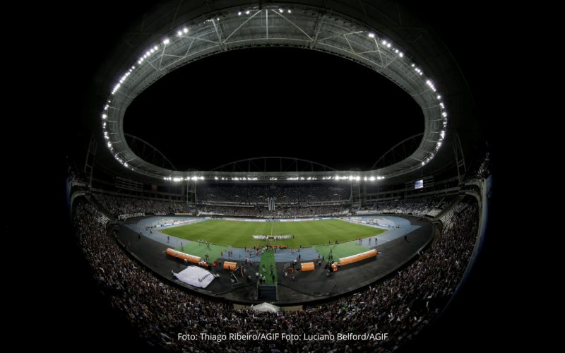 Torcedor processa Botafogo e pede R$ 50 mil após incêndio no Estádio Nilton Santos