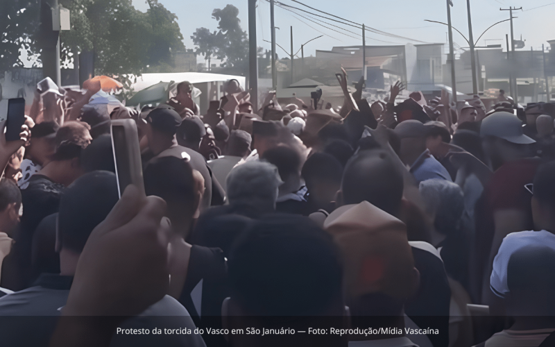 Torcedores do Vasco protestam em São Januário e cobram venda da SAF para Marcos Lamacchia